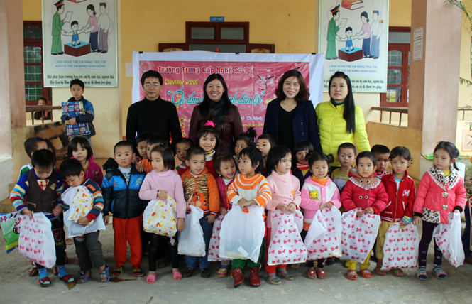 Trao áo quần ấm cho các cháu học sinh Trường Mầm non xã Trường Xuân.