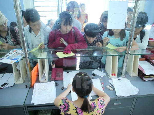 Thí sinh làm thủ tục rút hồ sơ tại Đại học Công nghiệp Hà Nội năm 2015. (Ảnh: Lê Minh Sơn/Vietnam+)