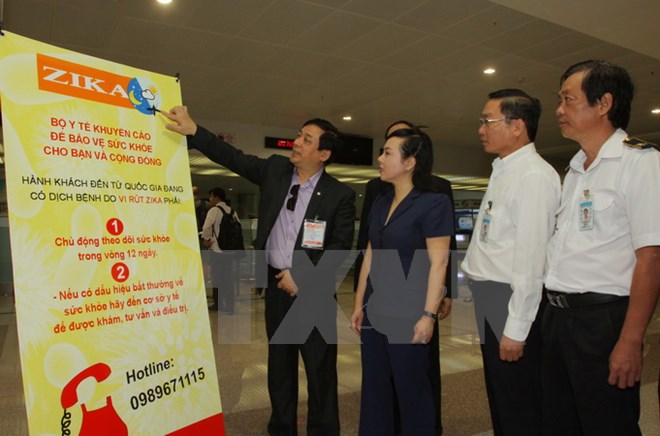 Bộ ​trưởng Nguyễn Thị Kim Tiến kiểm tra công tác kiểm dịch tại sân bây Quốc tế Tân Sơn Nhất, Thành phố Hồ Chí Minh. (Ảnh: Phương Vy/TTXVN)