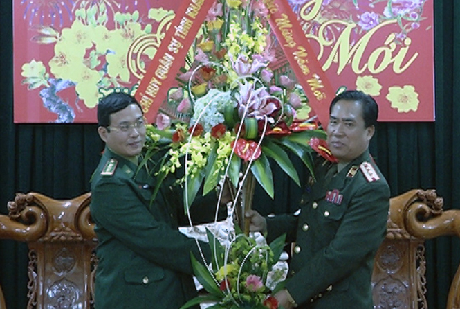 Lãnh đạo Bộ chỉ huy Quân sự tỉnh Khăm Muộn (Lào) tặng hoa Bộ chỉ huy BĐBP Quảng Bình nhân dịp Tết Nguyên đán Bính Thân.