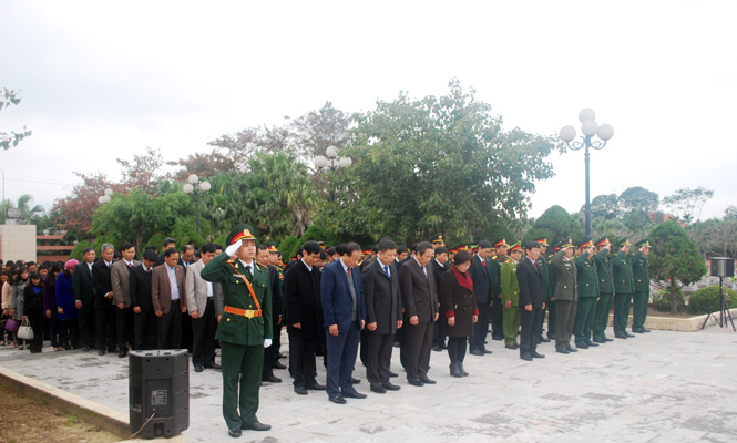 Chú thích ảnh: các đồng chí lãnh đạo tỉnh viếng liệt sĩ tại nghĩa trang Ba Dốc