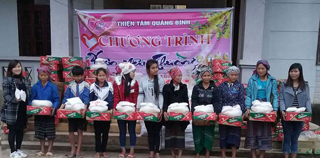 Hội thiện tâm Quảng Bình trao quà cho người dân xã Trọng Hóa.