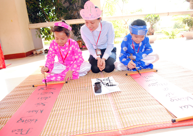  Cuộc thi viết câu đối Tết được tổ chức hàng năm tại Trường tiểu học Chu Văn An (Đồng Hới).