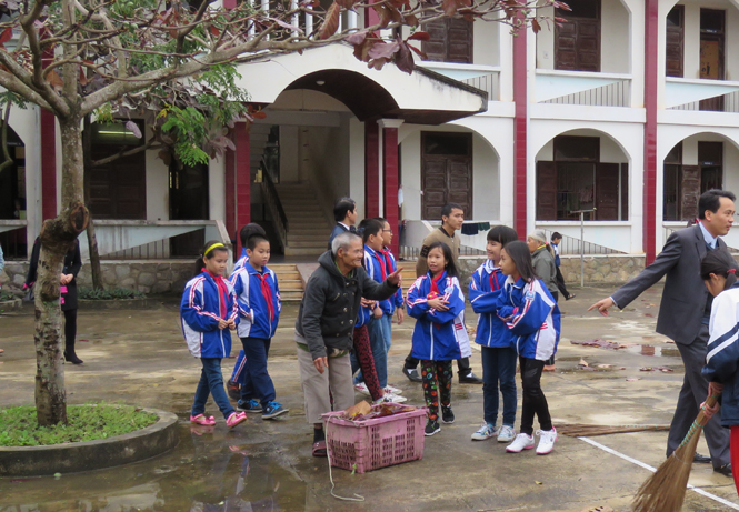 Các em học sinh Trường tiểu học Đồng Phú thăm hỏi các cụ già tại Trung tâm nuôi dưỡng người có công và đối tượng xã hội