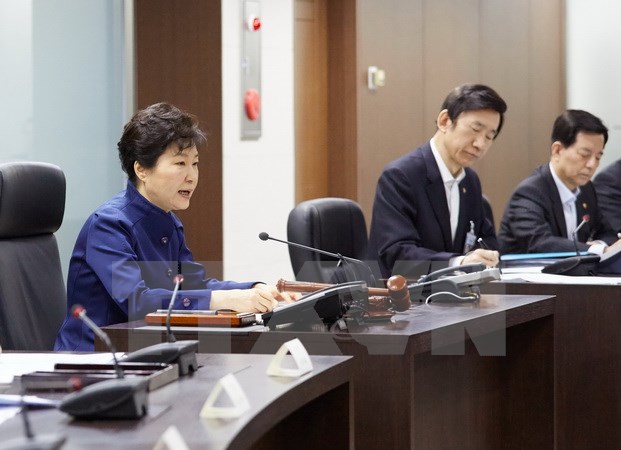 Tổng thống Hàn Quốc Park Geun-Hye (trái), Ngoại trưởng Yun Byung-Se (thứ hai, trái) và Bộ trưởng Quốc phòng Han Min-Koo trong cuộc họp Hội đồng An ninh ở Seoul ngày 7-2. (Nguồn: AFP/TTXVN)