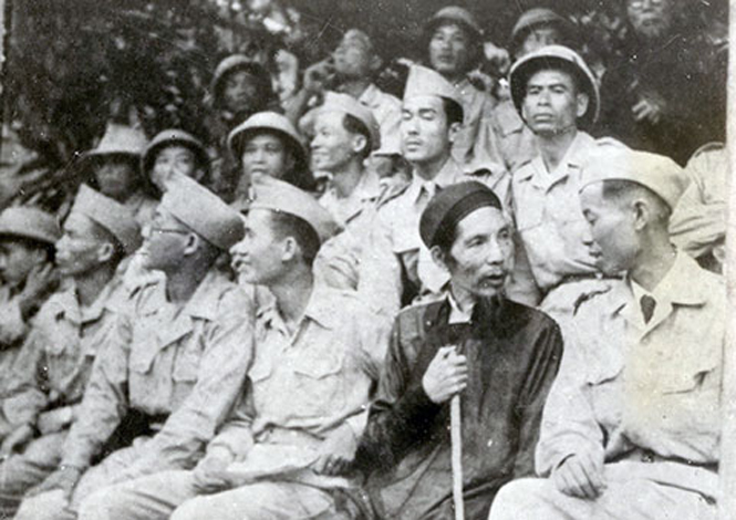 Thiếu tướng Hoàng Sâm (bên phải) đang nói chuyện với cụ Bùi Kỷ (Chủ tịch Ủy ban Liên Việt) tại Đại hội Luyện quân lập công do quân và dân Liên khu 3 tổ chức tại Sở Kiện, Phủ Lý, Hà Nam, năm 1948.        Ảnh: TƯ LIÊåU