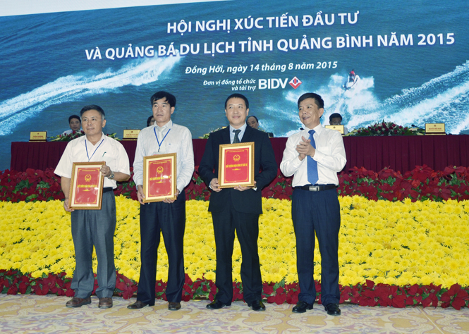 Đồng chí Nguyễn Hữu Hoài, Phó Bí thư Tỉnh ủy, Chủ tịch UBND tỉnh trao giấy đăng ký đầu tư cho các nhà đầu tư.