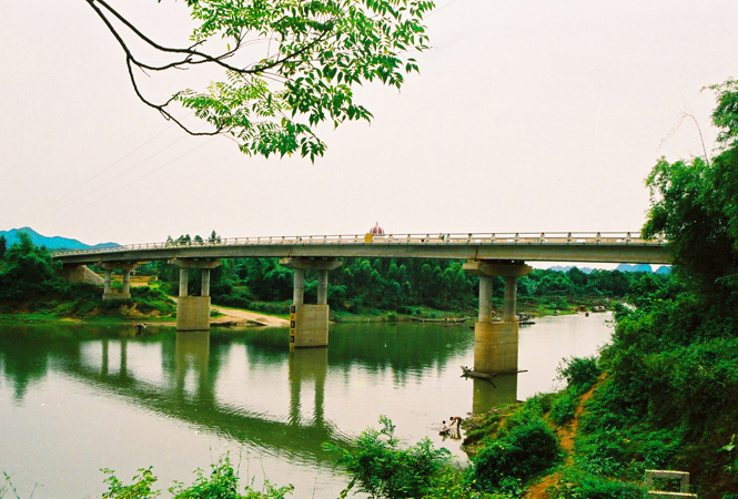 Cầu Sảo Phong (Tuyên Hóa), nơi thượng nguồn Sông Gianh. Ảnh: T.H