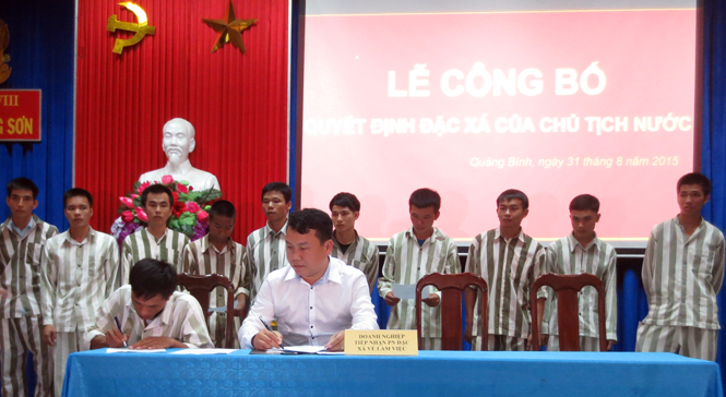 Anh Đặng Quang Thọ ký hợp đồng lao động với các phạm nhân được đặc xá năm 2015.