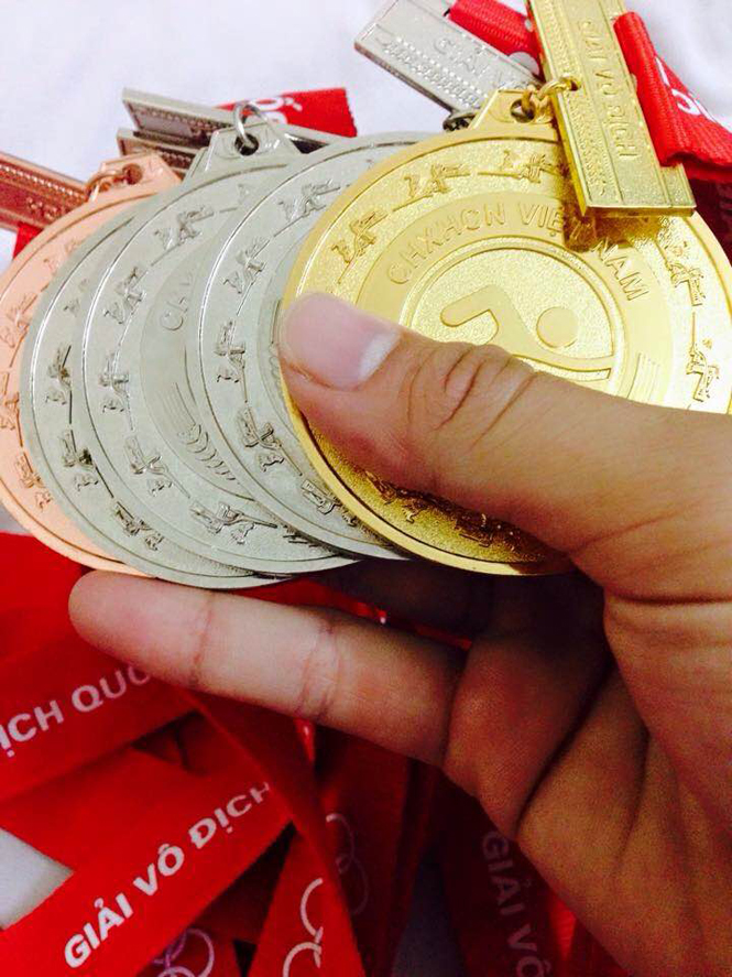 Bộ sưu tập huy chương của Ngọc Quỳnh tại Giải Bơi vô địch Quốc gia.