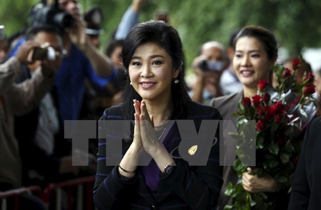 Cựu Thủ tướng Yingluck Shinawatra (giữa) tới Tòa án tối cao ở Bangkok. (Nguồn: Reuters/TTXVN)