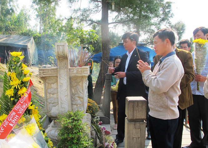 Người dân thành kính dâng hương lên mộ Đại tướng Võ Nguyên Giáp