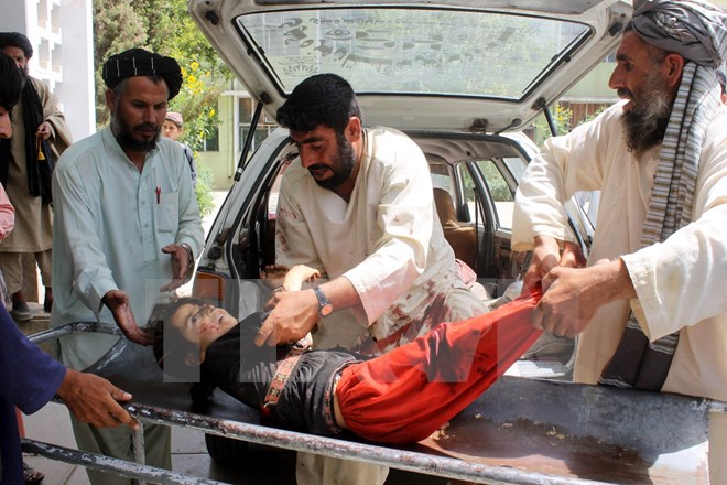 Một em bé Afghanistan bị thương trong vụ nã súng cối ở Kandahar. (Ảnh: AFP/TTXVN)