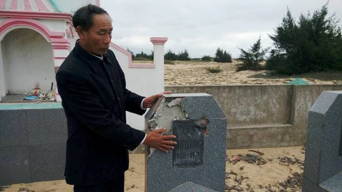  Gần 30 ngôi mộ ở thôn Xuân Hòa, xã Quảng Xuân, huyện Quảng Trạch bị đập phá gây hư hại nặng. 