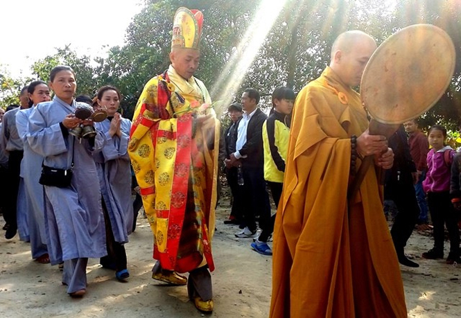 Hàng ngàn tăng ni phật tử và người dân đến tham dự Đại lễ tại chùa Kim Phong.