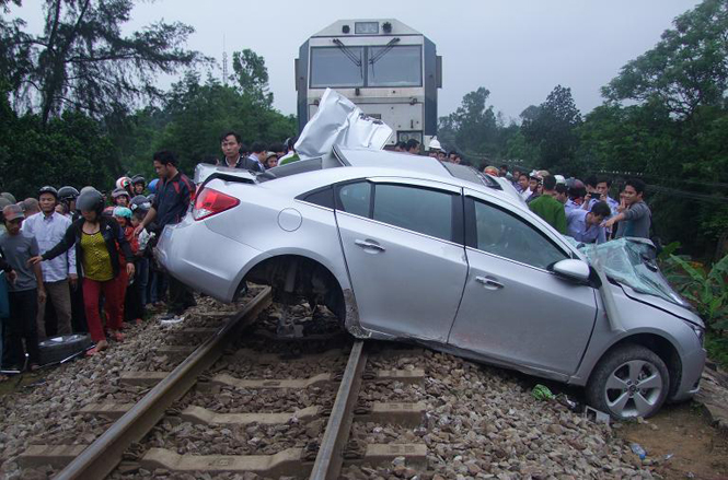 Hiện trường một vụ tai nạn giao thông xảy ra trên đường sắt.