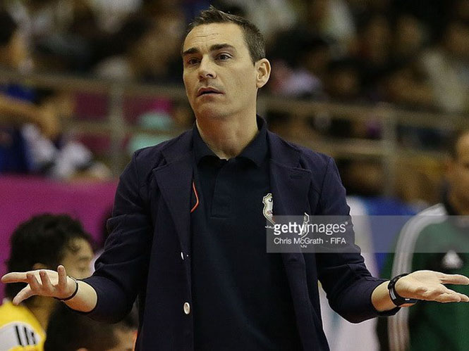 Huấn luyện viên Rodrigo của Futsal Nhật Bản bàng hoàng sau thất bại. (Ảnh: FIFA)