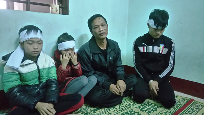 Bố con anh Hải thẩn thờ buồn bã vì Nguyễn Ngọc Sơn vẫn biệt tích trên biển.