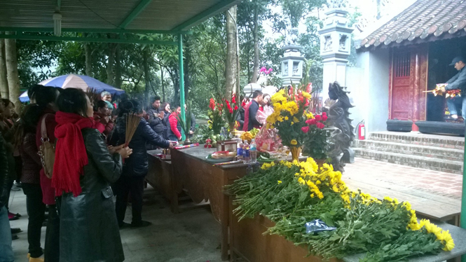 Đền Thánh mẫu Liễu Hạnh thu hút ngàn du khách mỗi ngày đầu xuân.