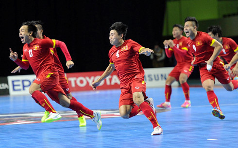  ĐT Futsal Việt Nam ăn mừng khi đánh bại Nhật Bản (Ảnh: Quang Thắng).