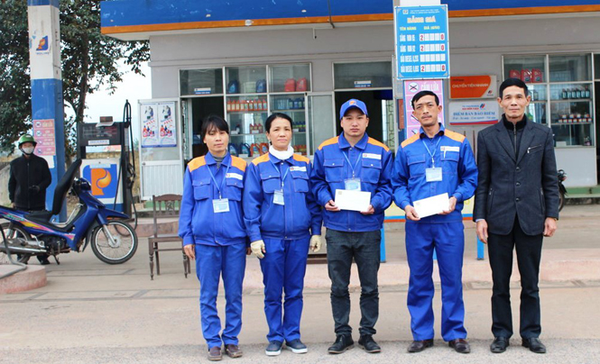 Lãnh đạo Công ty xăng dầu Quảng Bình trao thưởng cho tập thể cán bộ lao động Cửa hàng xăng dầu Bắc Nghĩa.