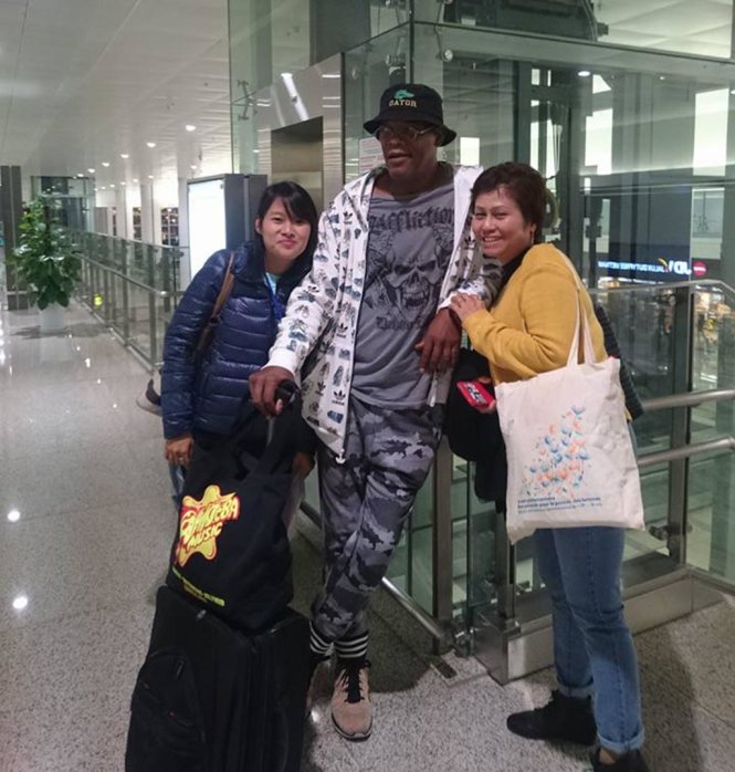  Diễn viên Samuel L. Jackson chụp ảnh cùng bạn trẻ Việt Nam tại sân bay Nội Bài chiều 18-2 - Ảnh: CTV