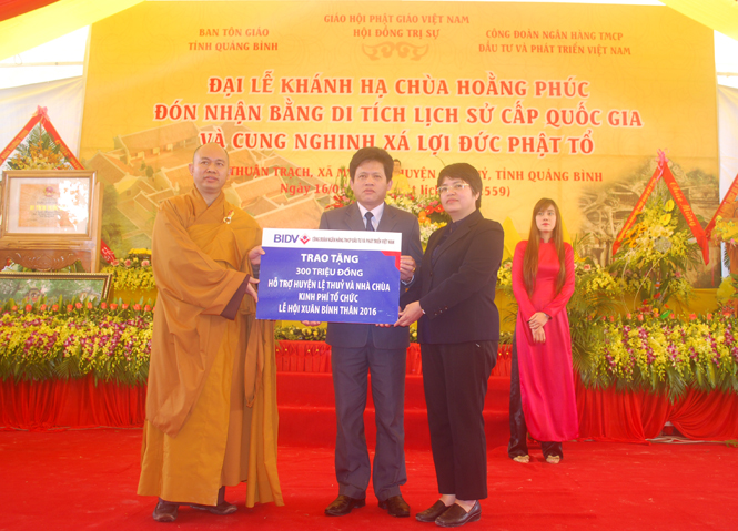 Đại diện Công đoàn Ngân hàng BIDV trao 300 triệu đồng cho huyện Lệ Thủy và chùa Hoằng Phúc để tổ chức lễ hội chùa Hoằng Phúc.