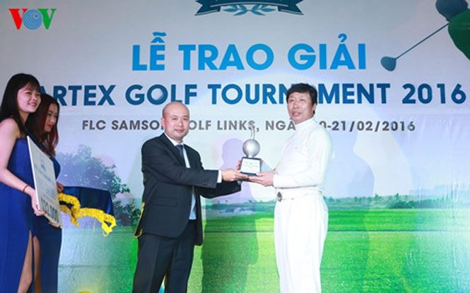  Tay golf Hàn Quốc Lee Yong Hwan (áo trắng) nhận cúp vô địch.