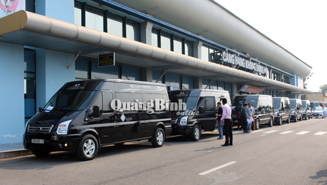 Dàn siêu xe của Công ty TNHH Thiên Thảo Nguyên phục vụ đón đoàn làm phim tại sân bay Đồng Hới.