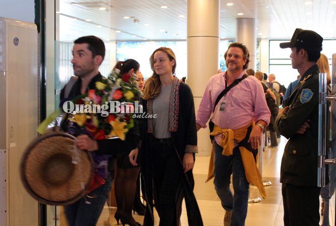 Nữ diễn viên Brie Larson xuất hiện tại cửa sân bay.