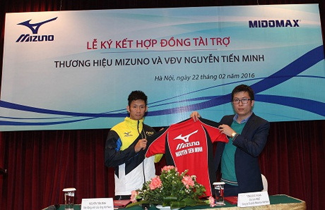 Tiến Minh ký hợp đồng với Mizuno (Ảnh: VTC).