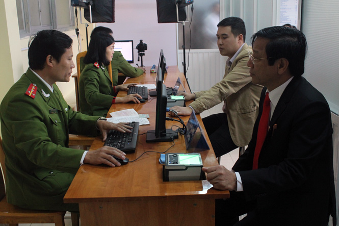 Người dân tham gia làm thẻ căn cước công dân tại Phòng PC64 Công an tỉnh.