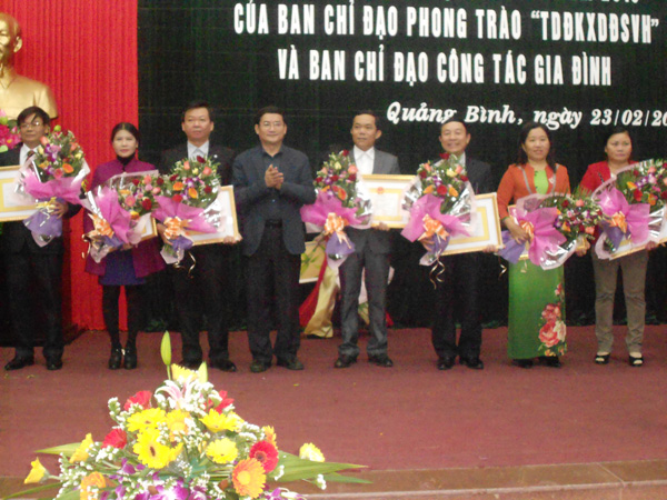 Đồng chí Trần Tiến Dũng, TUV, Phó Chủ tịch UBND tỉnh trao thưởng cho các cơ quan, đơn vị, doanh nghiệp đạt chuẩn văn hóa 5 năm (2010-2014).