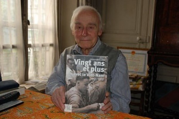 Nhà báo, nhà sử học Philippe Devillers và cuốn sách 'Hơn 20 năm với Việt Nam, 1945-1969'.