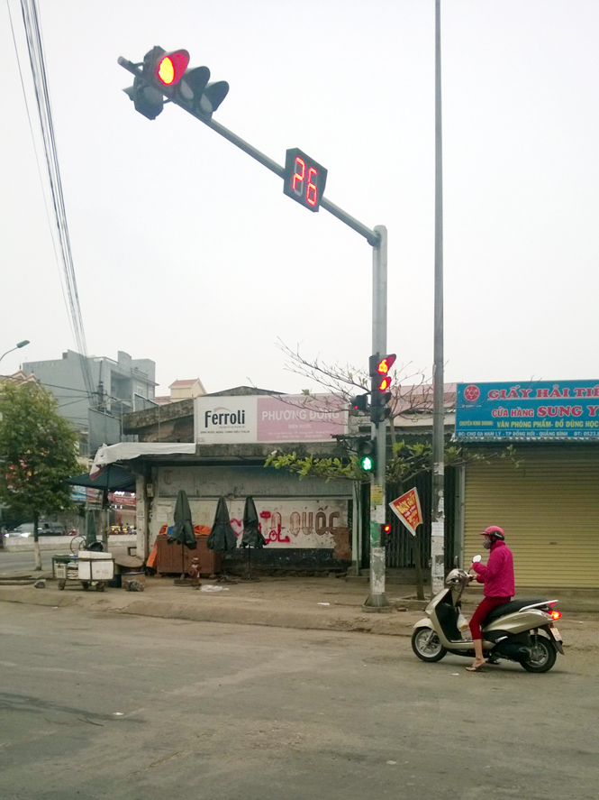 Đèn tín hiệu giao thông trên đường Tố Hữu không có vạch sơn.