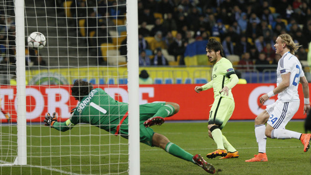  Pha đệm bóng nâng tỉ số lên 2-0 cho M.C của Silva (áo xanh). ảnh: Reuters