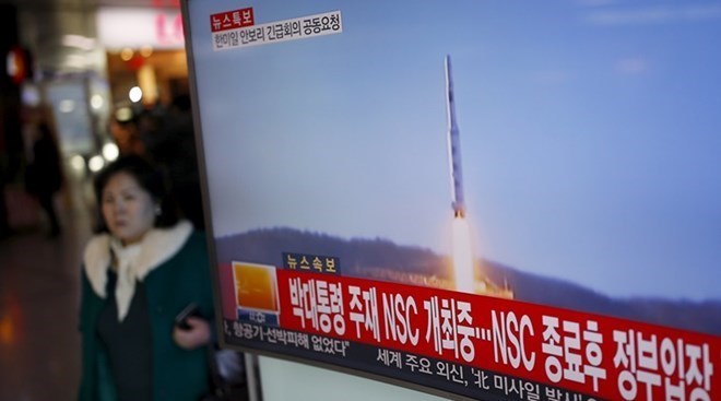 Hình ảnh Triều Tiên phóng tên lửa được phát trên truyền hình Hàn Quốc. (Nguồn: Reuters)