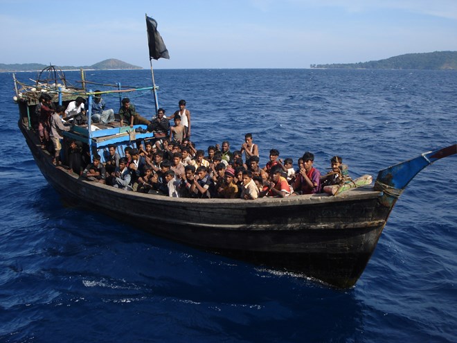 Những người tị nạn Rohingya trên tàu của bọn buôn người. (Nguồn: Asiapix)