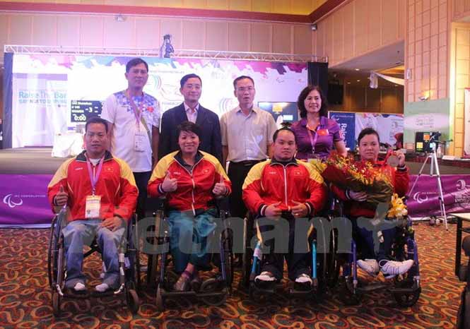 Đại sứ Phạm Cao Phong (áo đen) chụp ảnh cùng đoàn cử tạ người khuyết tật Việt Nam tại Kuala Lumpur. (Ảnh: Kim Dung-Chí Giáp/Vietnam+)