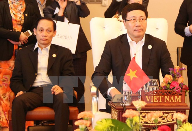 Phó Thủ tướng, Bộ trưởng Bộ Ngoại giao Phạm Bình Minh (bên phải) và Thứ trưởng Bộ Ngoại giao Lê Hoài Trung tại hội nghị. (Ảnh: Phạm Kiên/TTXVN)