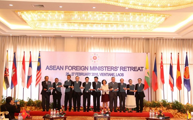 Phó Thủ tướng, Bộ trưởng Bộ Ngoại giao Phạm Bình Minh (thứ 5 từ trái sang), Tổng thư ký ASEAN Lê Lương Minh (ngoài cùng bên phải) và các Trưởng đoàn chụp ảnh chung. (Ảnh: Phạm Kiên/Vietnam+)