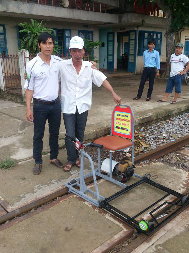 Ông Đặng Thanh Lâm (người đội mũ trắng) và sáng chế xe tuần đường sắt.
