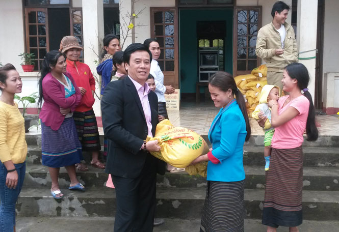 Đại diện Ban liên lạc truyền thống Bộ đội Biên phòng tỉnh tặng quà cho bà con bản Chút Mút