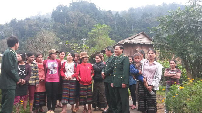 Đoàn cán bộ Ban liên lạc truyền thống Bộ đội Biên phòng tỉnh trò chuyện với bà con Vân Kiều ở bản Chút Mút