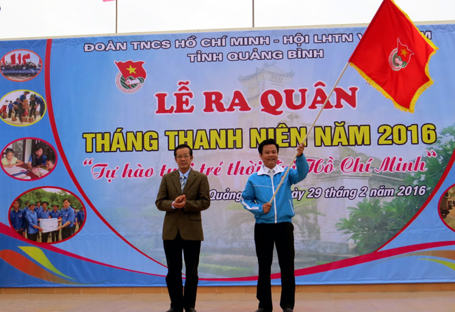 Đồng chí Trần Công Thuật, Phó Bí thư Thường trực Tỉnh ủy trao cờ phát động Tháng thanh niên cho đại diện lãnh đạo Tỉnh Đoàn.
