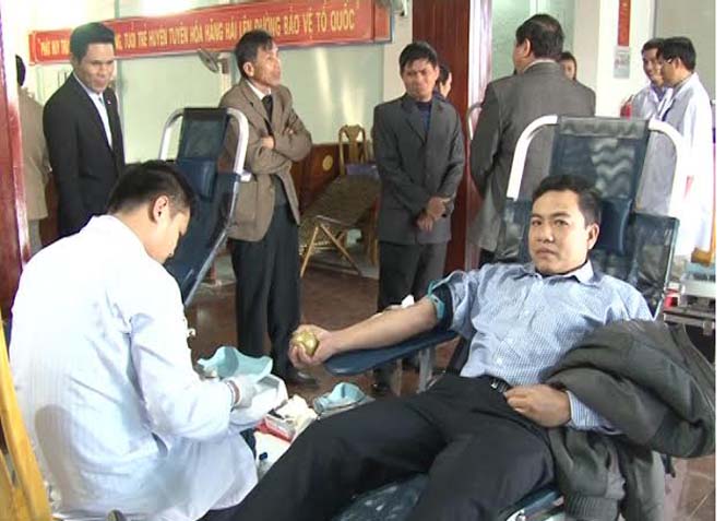 Người dân tham gia hiến máu đợt 1 năm 2016