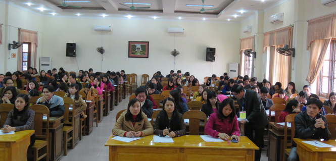 Các giáo viên bước vào phần thi lý thuyết.