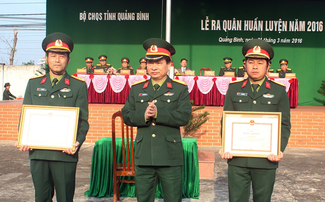 Thượng tá Nguyễn Văn Man, Ủy viên Ban Thường vụ Tỉnh ủy, Chỉ huy trưởng Bộ CHQS tỉnh trao bằng khen cho các tập thể tại lễ ra quân huấn luyện.