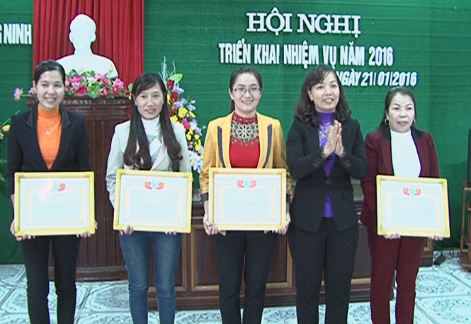 Lãnh đạo Hội LHPN huyện Quảng Ninh khen thưởng những tập thể xuất sắc trong các phong trào thi đua năm 2015