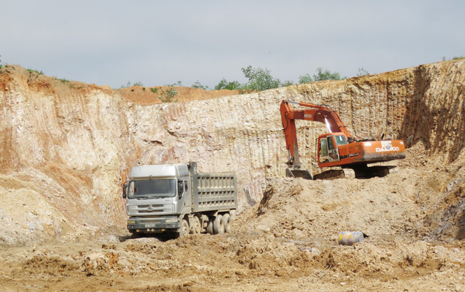 Một điểm khai thác đá sét trái phép trên địa bàn huyện Quảng Ninh để cung cấp nguyên liệu cho Nhà máy xi măng Vicem Vạn Ninh.